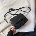 Minimalistische zwarte matlederen crossbody tas met zilveren merklogo details - Zwart Groot