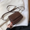 Compacte bruine PU-leren crossbody tas in vierkant model met een stijlvolle klep - Koffie groot