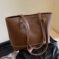 Grand sac cabas marron caramel avec surpiqûres blanches et écusson en cuir - Marron