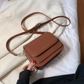 Bruine kunstleren vierkante crossbodytas met goudkleurig logo en verstelbare riem - Bruin Groot