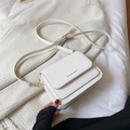 Witte kunstlederen crossbody tas met goudkleurige letters en verstelbare riem - Wit Groot