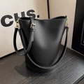 Bolso saco negro clásico de cuero mate con correa ajustable y elegantes detalles dorados - Negro