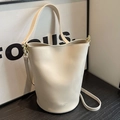 Bolso tipo cubo minimalista en blanco roto con correas dobles y detalles dorados - Blanco