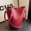 Elegante bolso de cubo rojo oscuro en cuero sintético con correa ajustable y detalles dorados - Burdeos