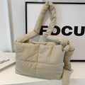 Borsa tote trapuntata bianco panna con tracolla a nodo e trama soffice a quadri - Bianco Sporco