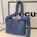Borsa tote imbottita blu Morandi in nylon con motivo trapuntato e tracolla con nodo - Blu