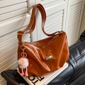 Vintage καφέ γυαλιστερή πλισέ τσάντα tote με ροζ χνουδωτό γούρι παραλλαγή SKU προϊόντος - Με Μενταγιόν / Καφέ