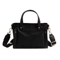 Bolso tote moderno de nailon negro con remaches dorados y correa ancha ajustable - Negro