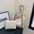 Sac cabas blanc cassé texture lychee avec anses marron et petite pochette assortie - Ensemble de Sacs (Avec Foulard) / Blanc Cassé