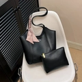 Sac fourre-tout noir à motif litchi et petite pochette avec foulard rose sur chaise nordique - Ensemble de Sacs (Avec Foulard) / Noir