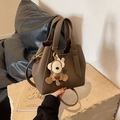 Donkerbruine bucket bag met litchi-patroon, schattige dierenhanger en handige schouderriem - Khaki