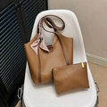 Sac cabas en cuir grainé marron caramel avec foulard décoratif en soie et pochette assortie - Ensemble de Sacs (Avec Foulard) / Marron