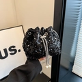 Sac seau chic à paillettes noires avec chaîne argentée et détails de perles - Noir