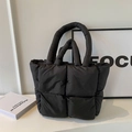Borsa tote imbottita nera con trapuntatura a quadri grandi e doppi manici spessi - Nero
