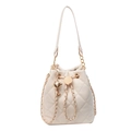 Bolso tipo cubo acolchado crema con cadena dorada y cordón sobre fondo blanco - Blanco