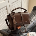 Borsa a tracolla vintage marrone scuro da donna con fibbia rotonda e manico superiore - caffè