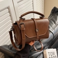 Borsa a tracolla vintage marrone scuro in ecopelle con fibbia metallica e manico superiore - Marrone