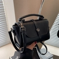 Borsa a tracolla classica in pelle nera con manico e dettaglio fibbia metallica - Nero