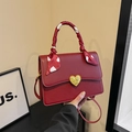 Sac à main de mariage en cuir rouge avec fermoir cœur doré et poignée en foulard de soie - Rouge