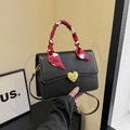 Sac à main noir en simili cuir avec fermoir cœur doré et foulard en soie à motif cœurs - Noir