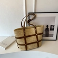 Grande borsa tote intrecciata con finiture in pelle e borchie dorate in stile minimalista - Cachi