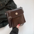 Donkerbruine crossbodytas van glanzend imitatieleer met ronde zilveren gesp - Koffie