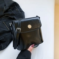 Elegante zwarte glanzende leren crossbodytas met zilveren logo en verstelbare riem - Zwart