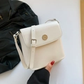 Chique beige crossbodytas met rond metalen logo en verstelbare smalle schouderriem - Broken Wit