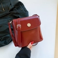 Elegante donkerrode crossbody bruidstas van glanzend leer met gouden metalen gesp - Rood