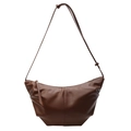 Bolso media luna marrón con detalles plisados y correa ajustable para mujer - Marrón