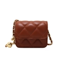Sac bandoulière marron matelassé avec chaîne dorée et breloque globe sur fond blanc - Marron