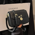 Bolso bandolera de piel PU negra con cierre de conejo dorado y relieves de nubes - Negro