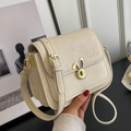 Bolso bandolera cuadrado blanco crema con cierre de conejo dorado y relieves - Blanco Roto