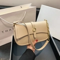 Elegante borsa sottobraccio beige in pelle martellata con catena e fibbie oro - Kaki