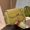 Bolso bandolera verde aguacate con relieve de dibujos y cierre de orejas de conejo - Verde