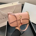 Borsa a spalla in pelle rosa martellata con fibbia ad anello dorata e catena - Rosa