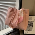 Borsa tote rosa con trama a stelle, manici intrecciati e dettaglio foulard decorativo - Rosa