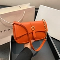 Borsa a tracolla arancione brillante in pelle martellata con catena dorata - Arancione