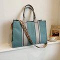 Sac cabas en jean bleu lac avec finitions en cuir crème et bandoulière jacquard - L Vert