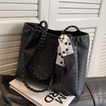 Borsa tote nera con trama pied-de-poule, manici intrecciati e foulard di seta - Nero