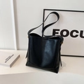 Klassische schwarze Beuteltasche aus strukturiertem Kunstleder mit goldener Schnalle - Schwarz