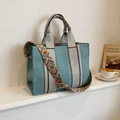 Sac fourre-tout en toile bleu et gris avec une large bandoulière à motifs géométriques - Petit Vert
