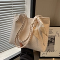 Elegante borsa tote beige con texture geometrica, manico intrecciato e foulard - Bianco