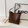 Dunkelbraune Leder-Beuteltasche mit mattem Finish und langem Riemen für Damen - Kaffeebraun