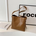 Schicke braune Bucket Bag aus PU-Leder mit Ziernähten und breitem Schultergurt - Braun