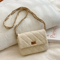 Elegante cremefarbene Stepptasche mit goldenem Drehverschluss und Kettenriemen - Cremeweiß