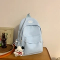 Zaino casual azzurro in tela con tasche laterali e un piccolo ciondolo di peluche - Blu con ciondolo