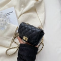 Schwarze Mini-Umhängetasche mit Steppmuster, Goldkette und edlem Drehverschluss - Schwarz