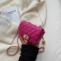 Rosafarbene gesteppte Mini-Umhängetasche mit Goldkette und verstellbarem Kugel-Detail - Rosenrosa