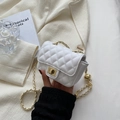 Elegante borsa mini trapuntata bianca con catena dorata e tracolla regolabile - Bianco